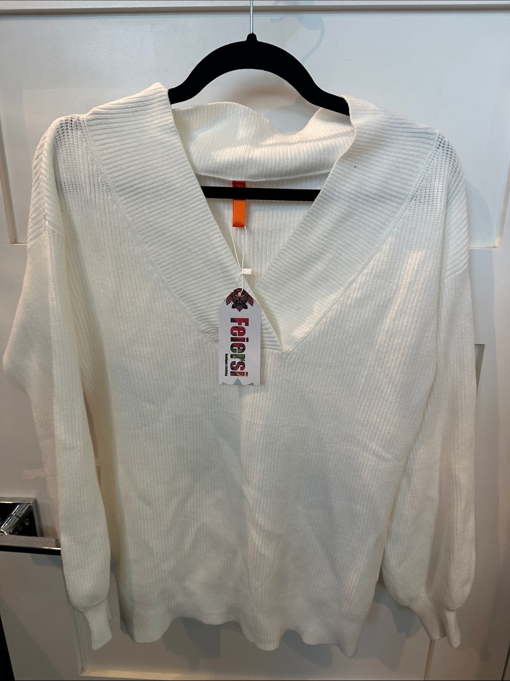White V-Neck Ribbed Sweater - FeiFei?